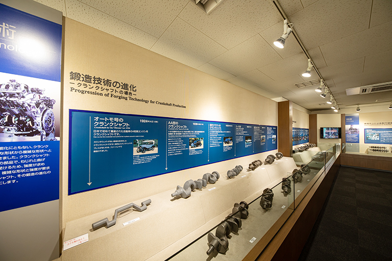 写真：自動車用鍛造品展示コーナー(1)